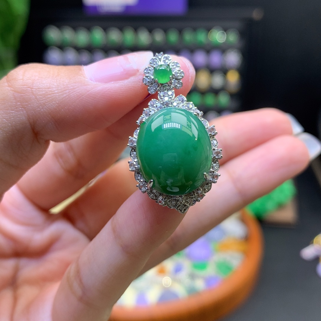 翡翠18K金镶嵌颈饰