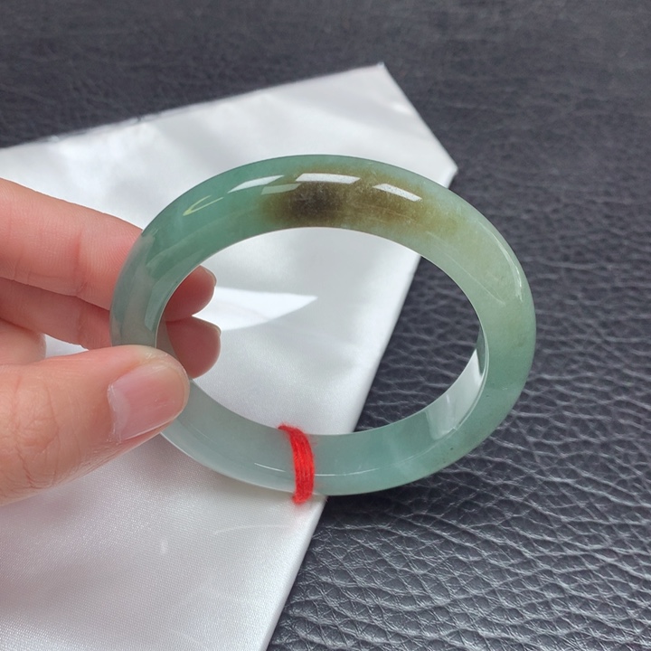 翡翠手镯未镶嵌 。