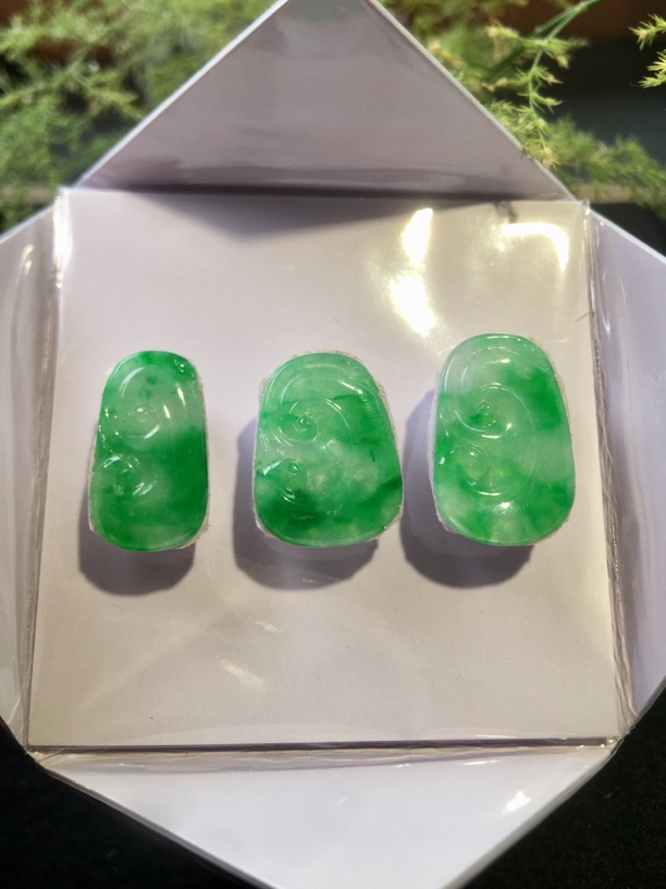 天然缅甸A货翡翠如意裸石，可自行镶嵌，可单出，留言找客服。