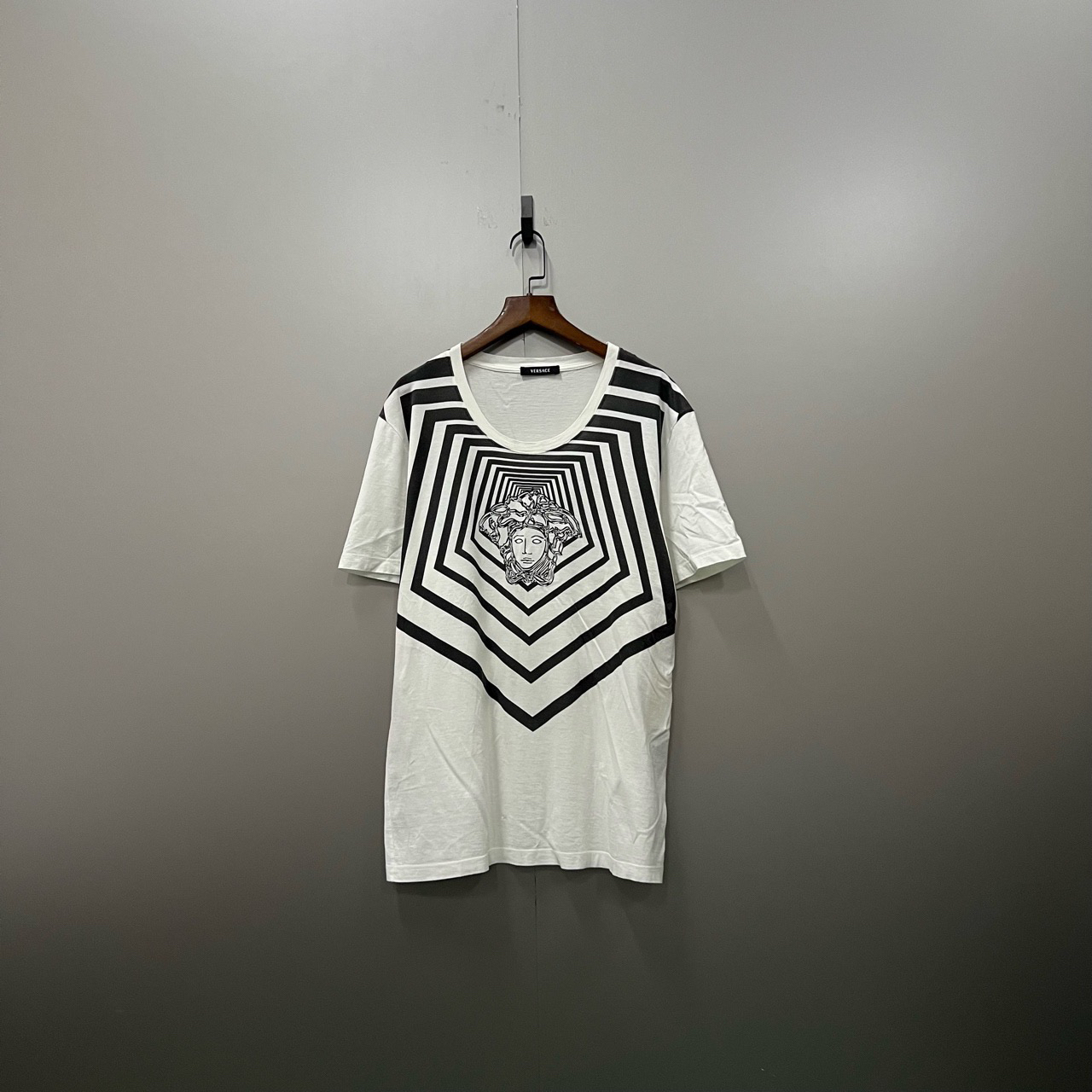95新 VERSACE/范思哲 （bb）121 条纹人像印花短袖 L码