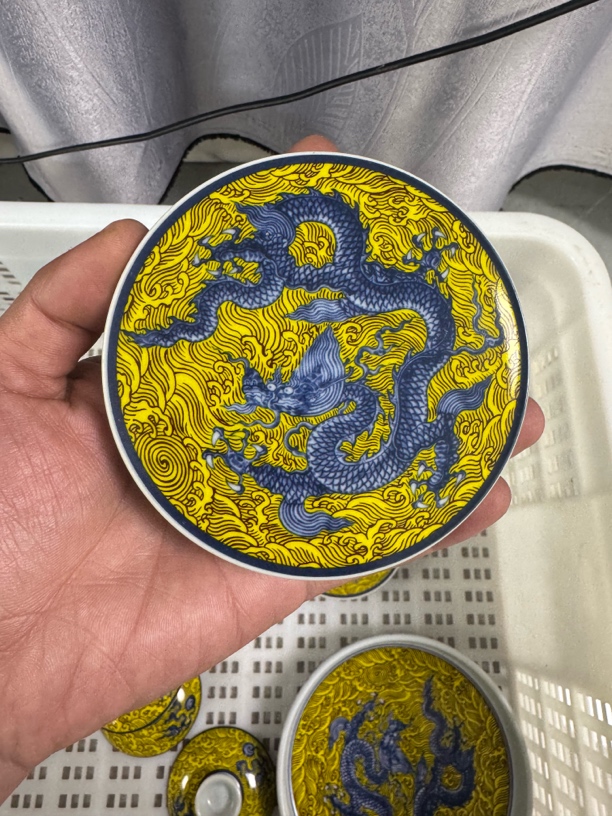 景德镇黄釉海水龙杯垫