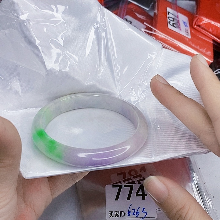 翡翠未镶嵌手镯一图一物实物为准（微瑕处理）