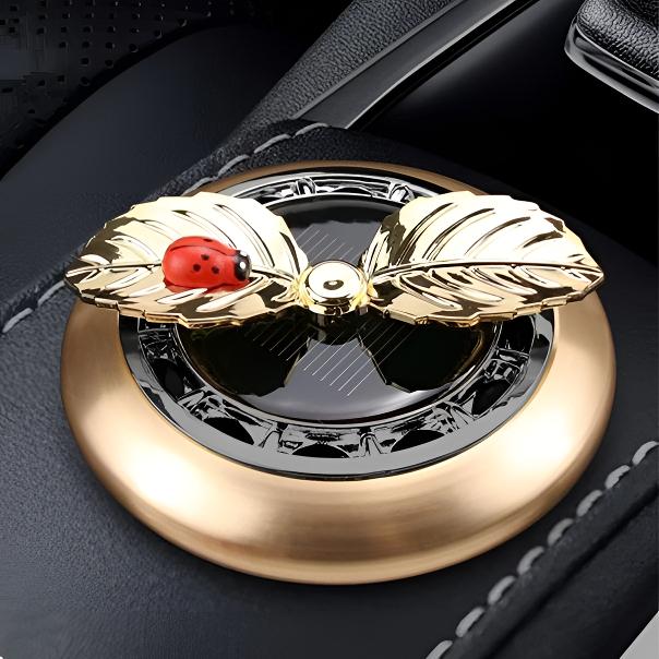 车载香薰奢华汽车内饰品香水摆件太阳能黄金车用中控台装饰男女