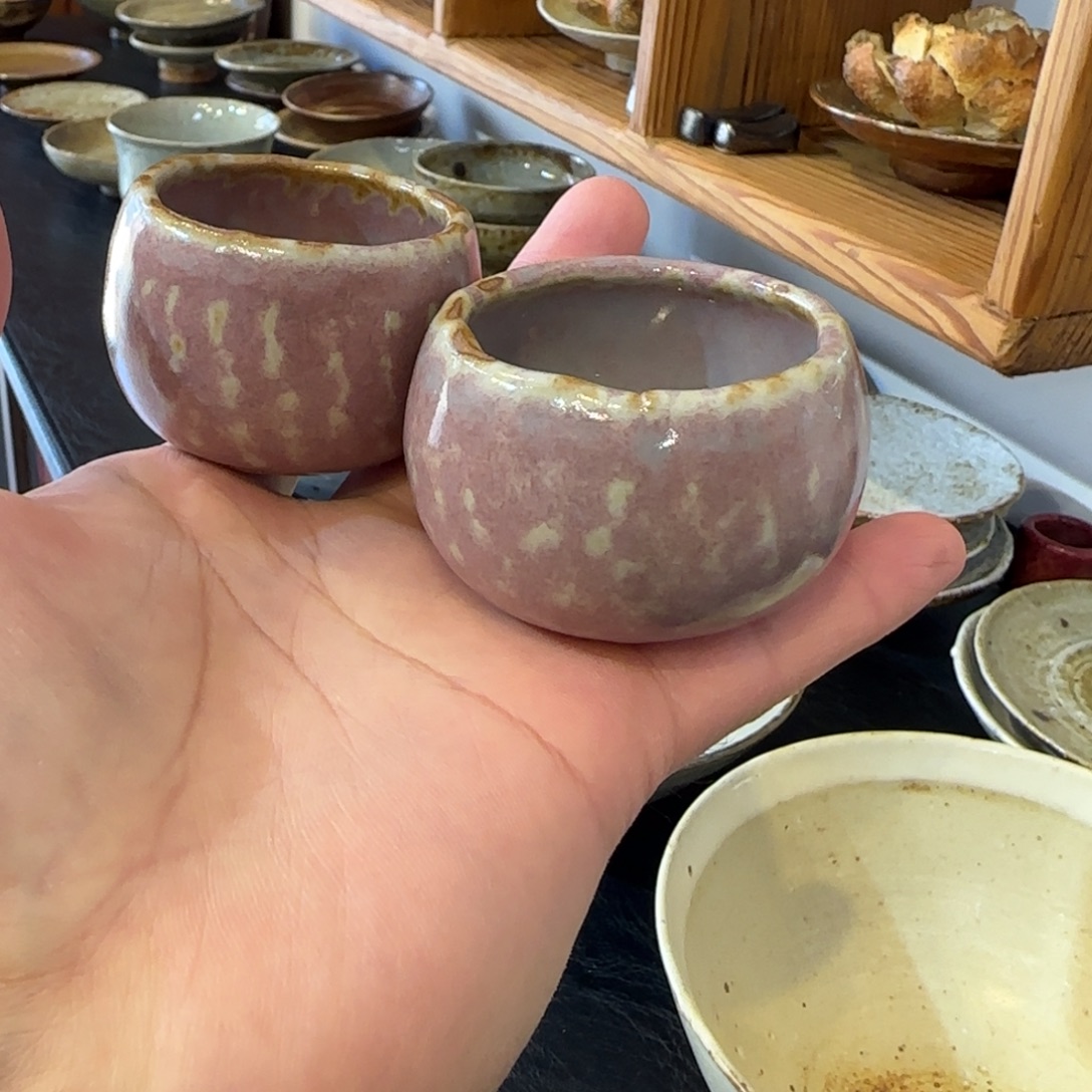 手捏粉釉小杯一对