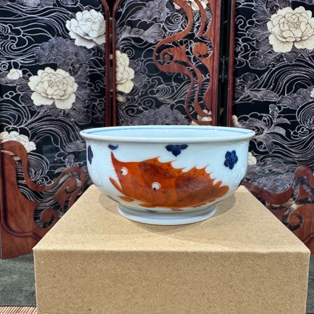 小卿亭青花矾红桃花鳜鱼炉式杯