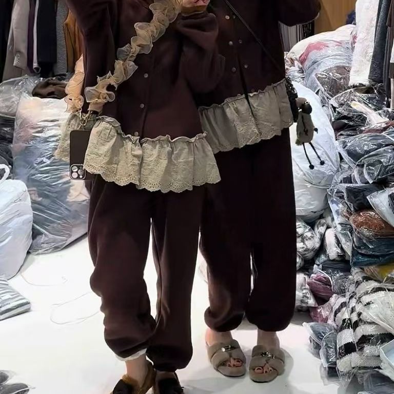大大卷8251羊毛加绒拼接蕾丝圆领束脚套装