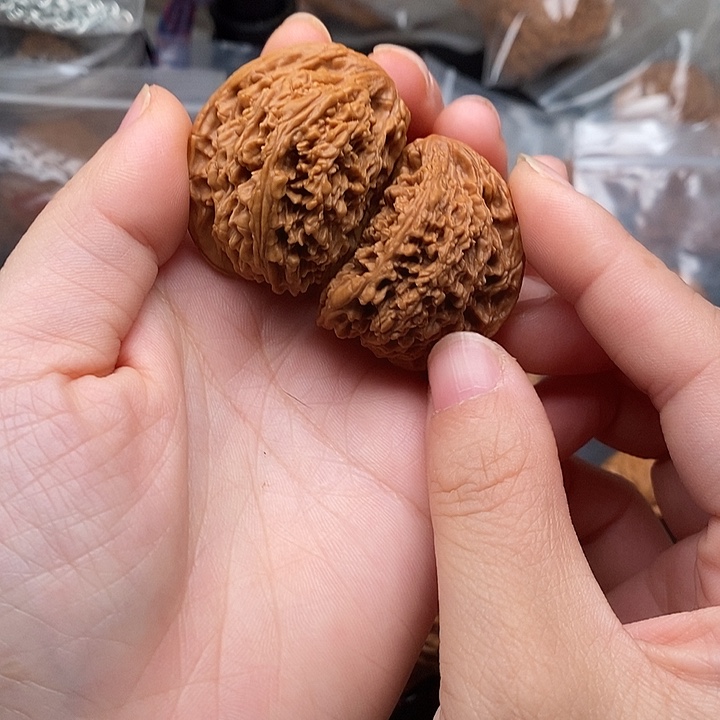 文玩核桃吊坠狮子头半壁