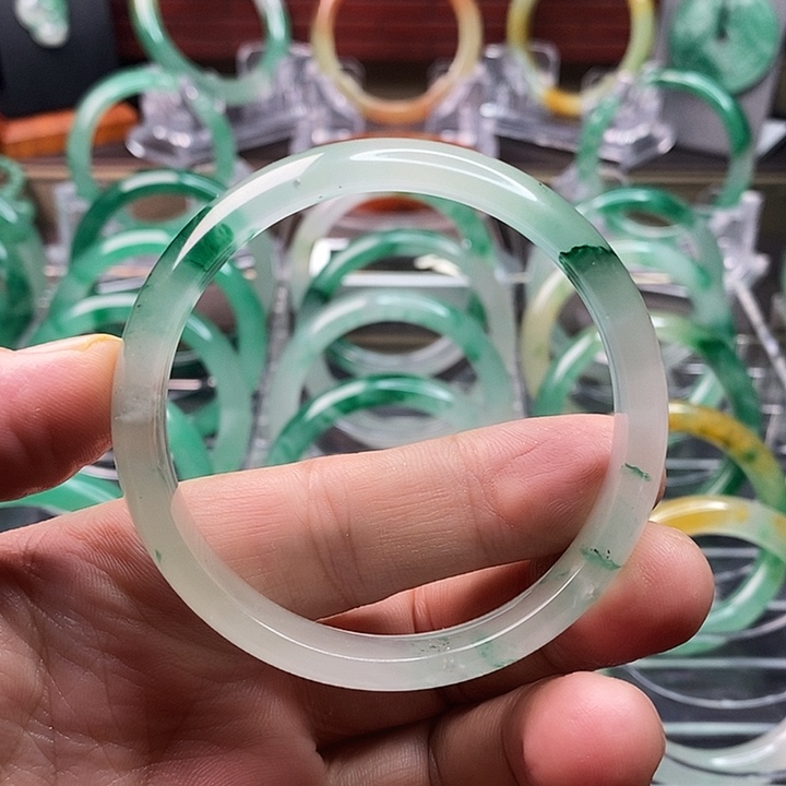石英质玉手镯未镶嵌