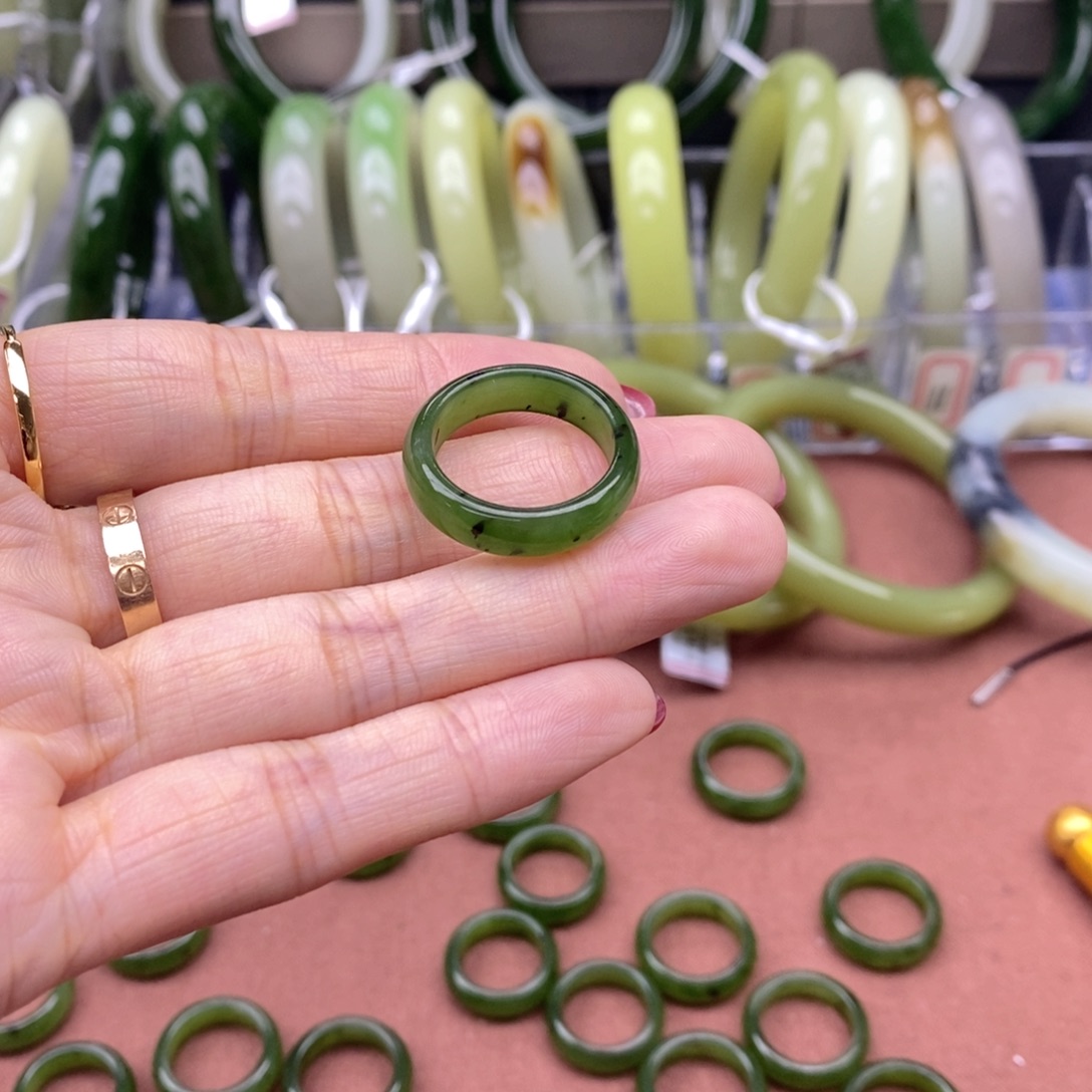 黑***球和田玉未镶嵌戒指