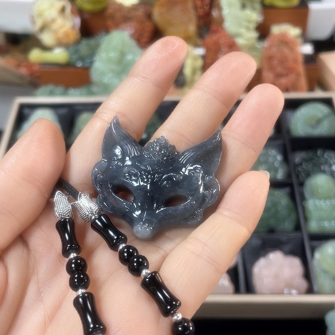 蛇纹石玉颈饰合金