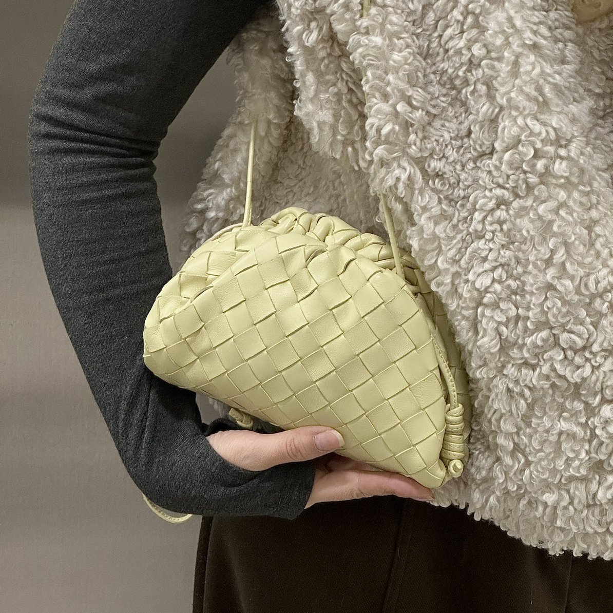 95新 BOTTEGA VENETA/葆蝶家 明黄色编织饺子单肩包