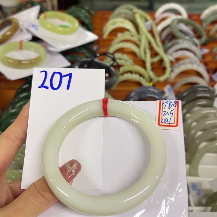 和田玉未镶嵌手镯