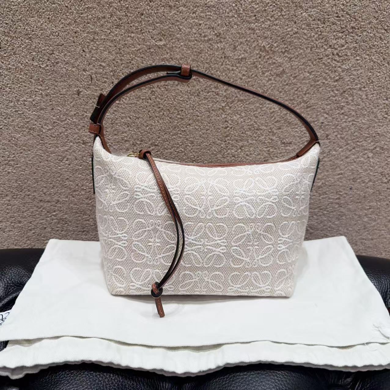 99新 LOEWE/罗意威 cubi米色提花布料手提包！尺寸：20x11cm！