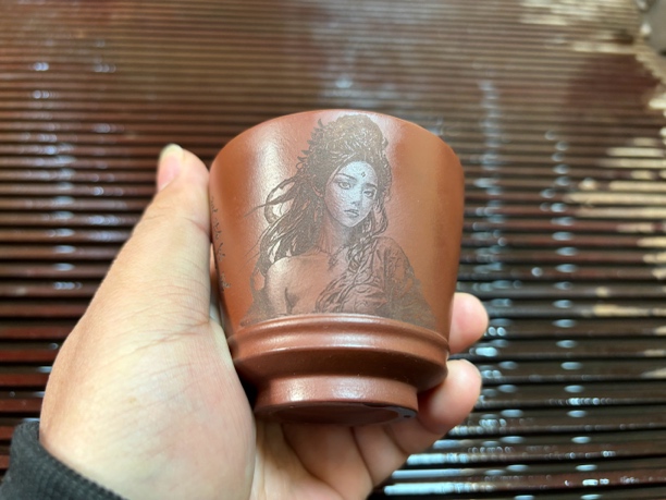 宜兴紫砂原矿紫泥美女刻绘紫砂主人杯管庆飞老师A1