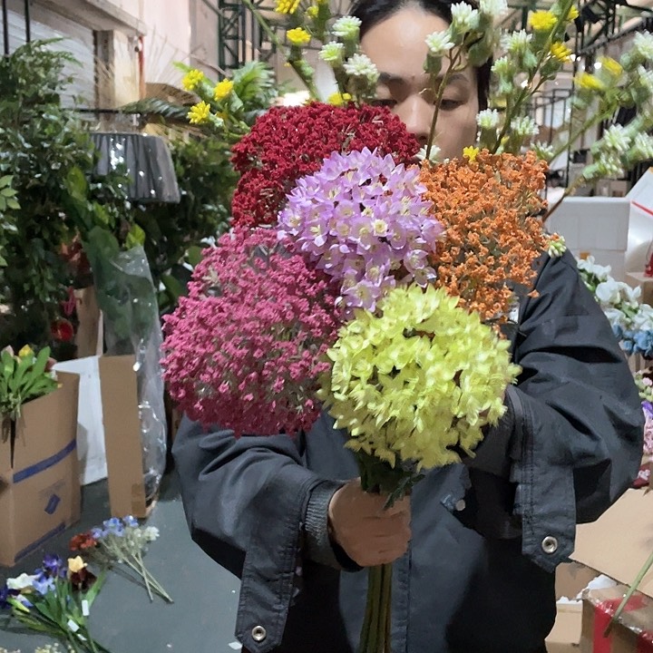 陶瓷花瓶，仿真绿植。7