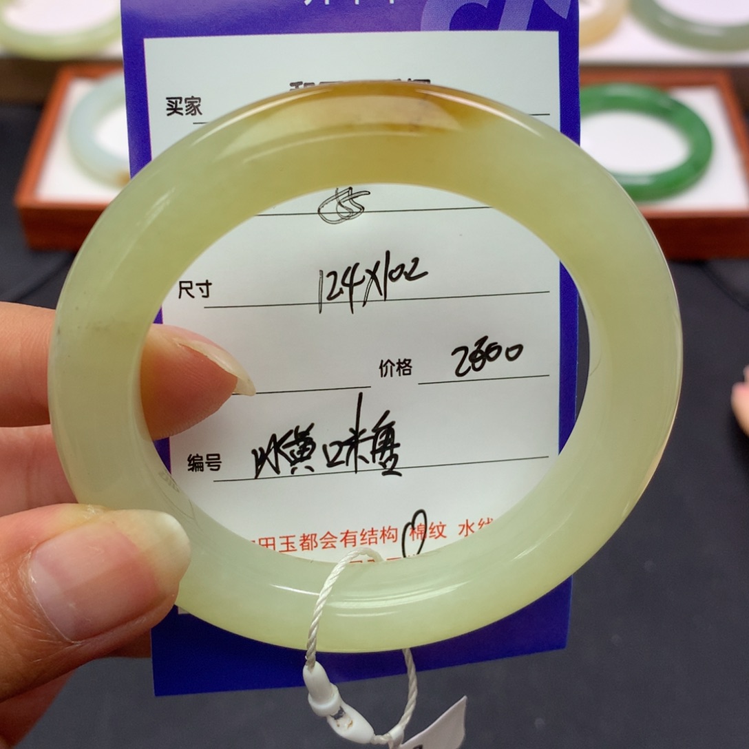 和田玉手镯未镶嵌秀**宠