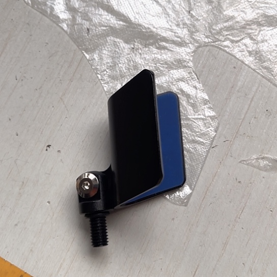 铝合金回弹羊角头一个。  颜色随机