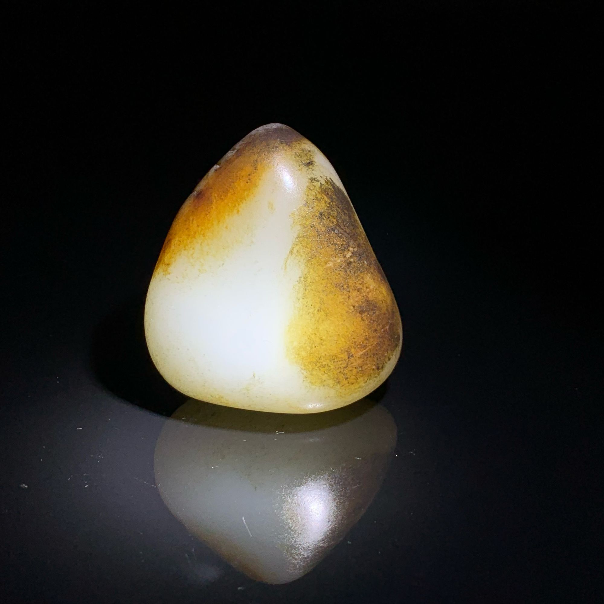 新疆和田玉籽料原石和田玉油库料 三色料 寿桃型把玩件 象形原石