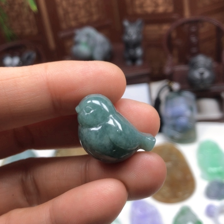 翡翠未镶嵌颈饰小鸟