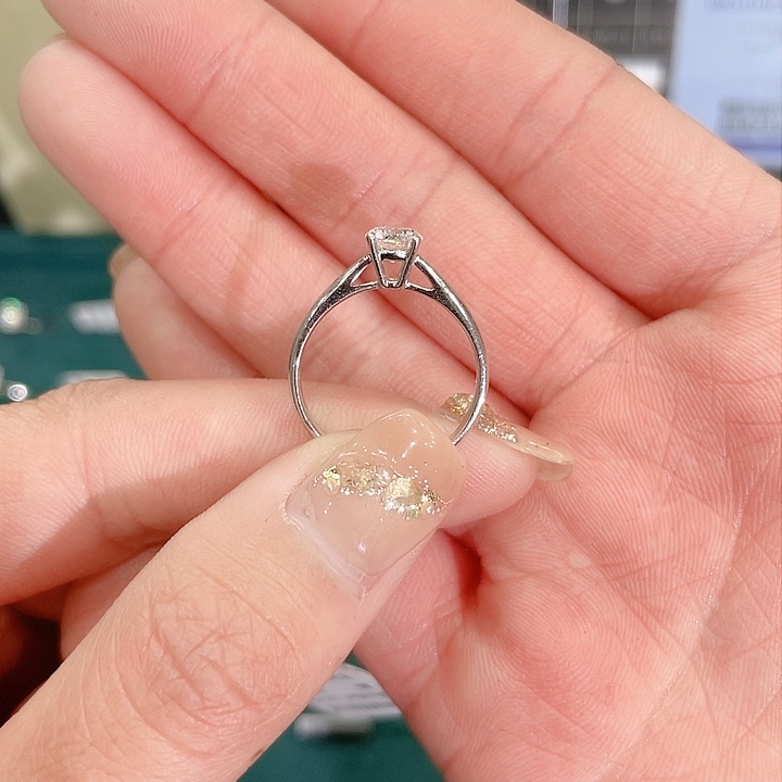 实验室培育钻石18K金镶嵌储**?