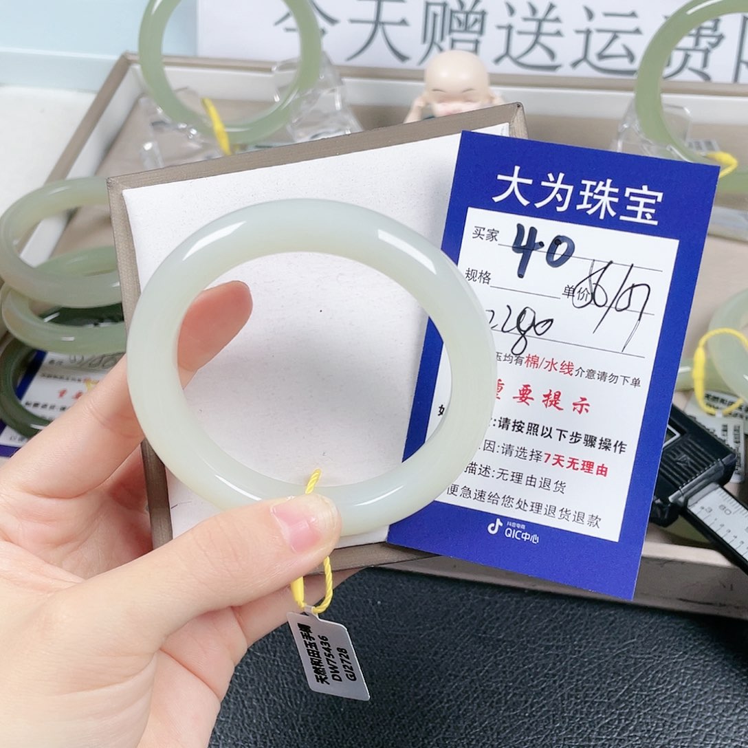 和田玉手镯未镶嵌