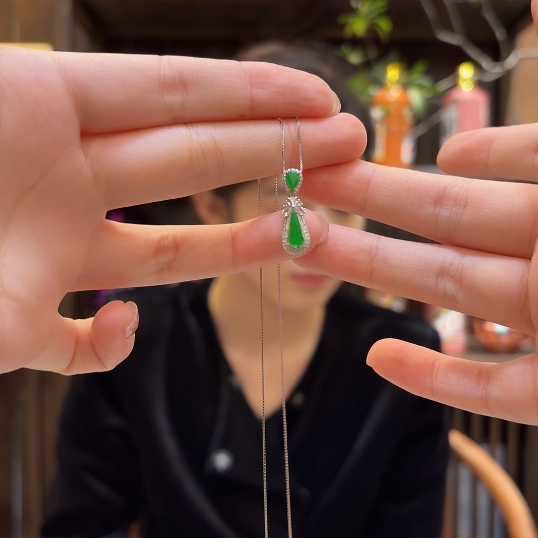 翡翠吊坠(赠链)18K金镶嵌