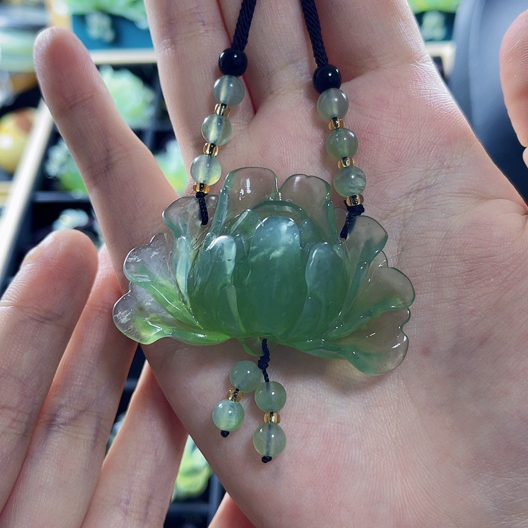 蛇纹石玉颈饰未镶嵌