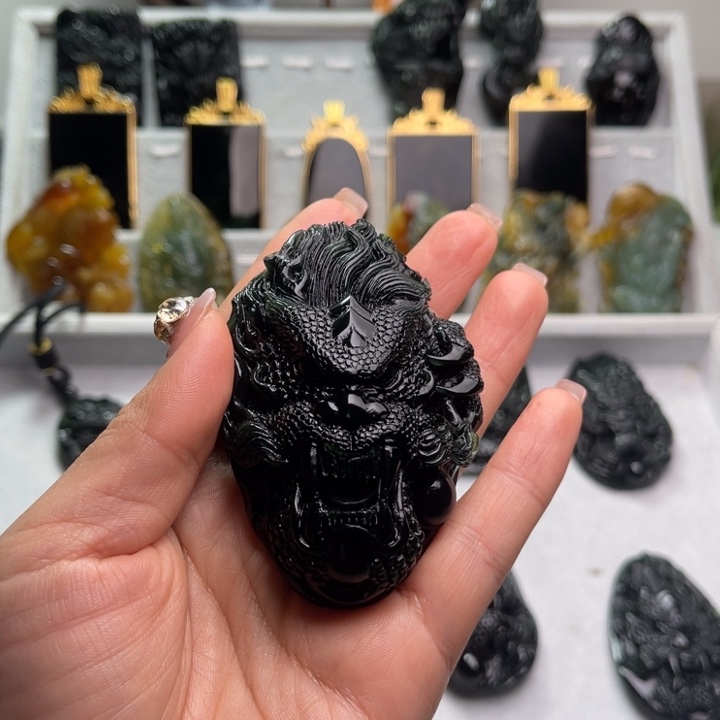 蛇纹石玉颈饰未镶嵌山*榴