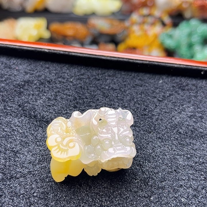 石英质玉（黄龙玉）颈饰未镶嵌