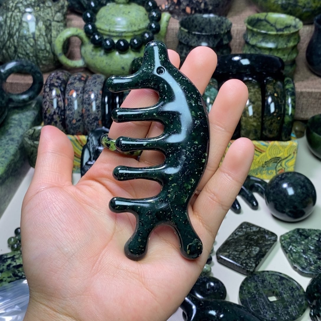 杨***士未镶嵌蛇纹石玉吊坠