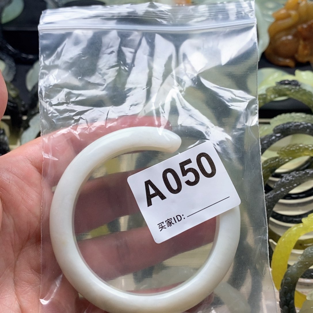 岫玉手镯未镶嵌、****手镯