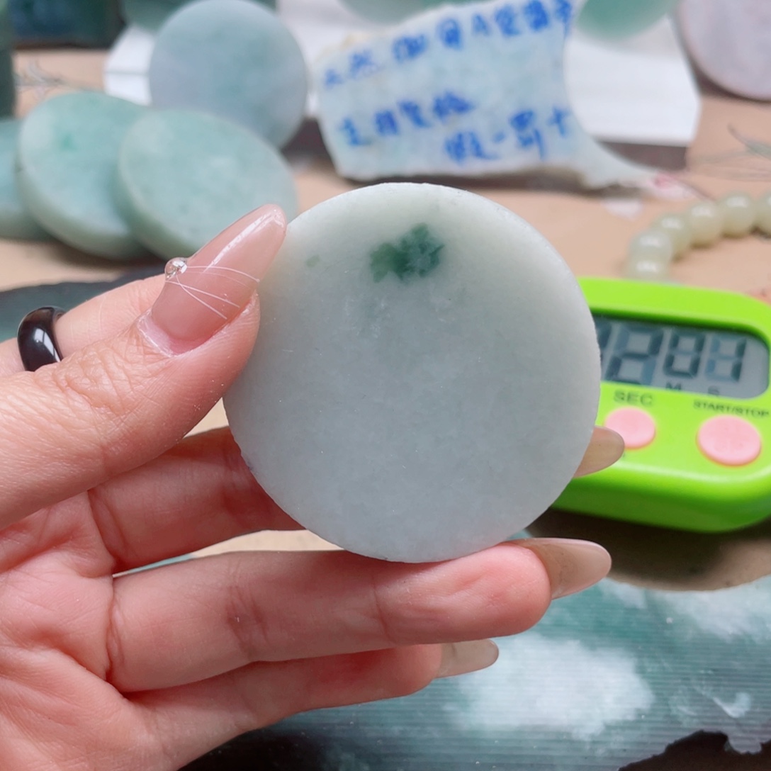 粤***好翡翠未镶嵌颈饰056……