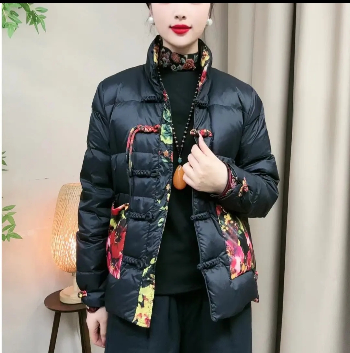 引卷  2025羽绒服珍珠点缀女立领短款白鸭绒保暖复古女士百搭