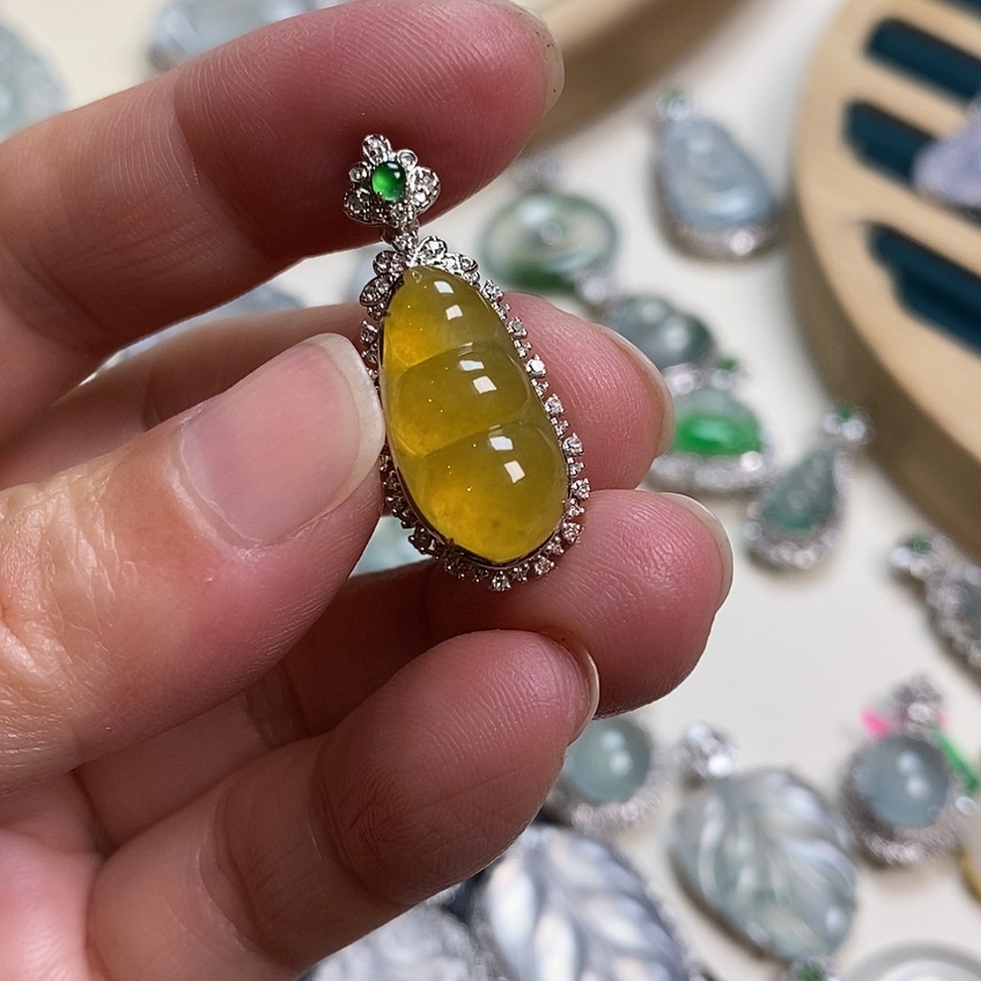 翡翠18K金镶嵌吊坠(不含链)福豆