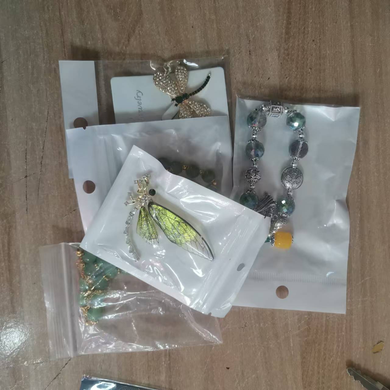 随机饰品摆件一个，样式随机不指定