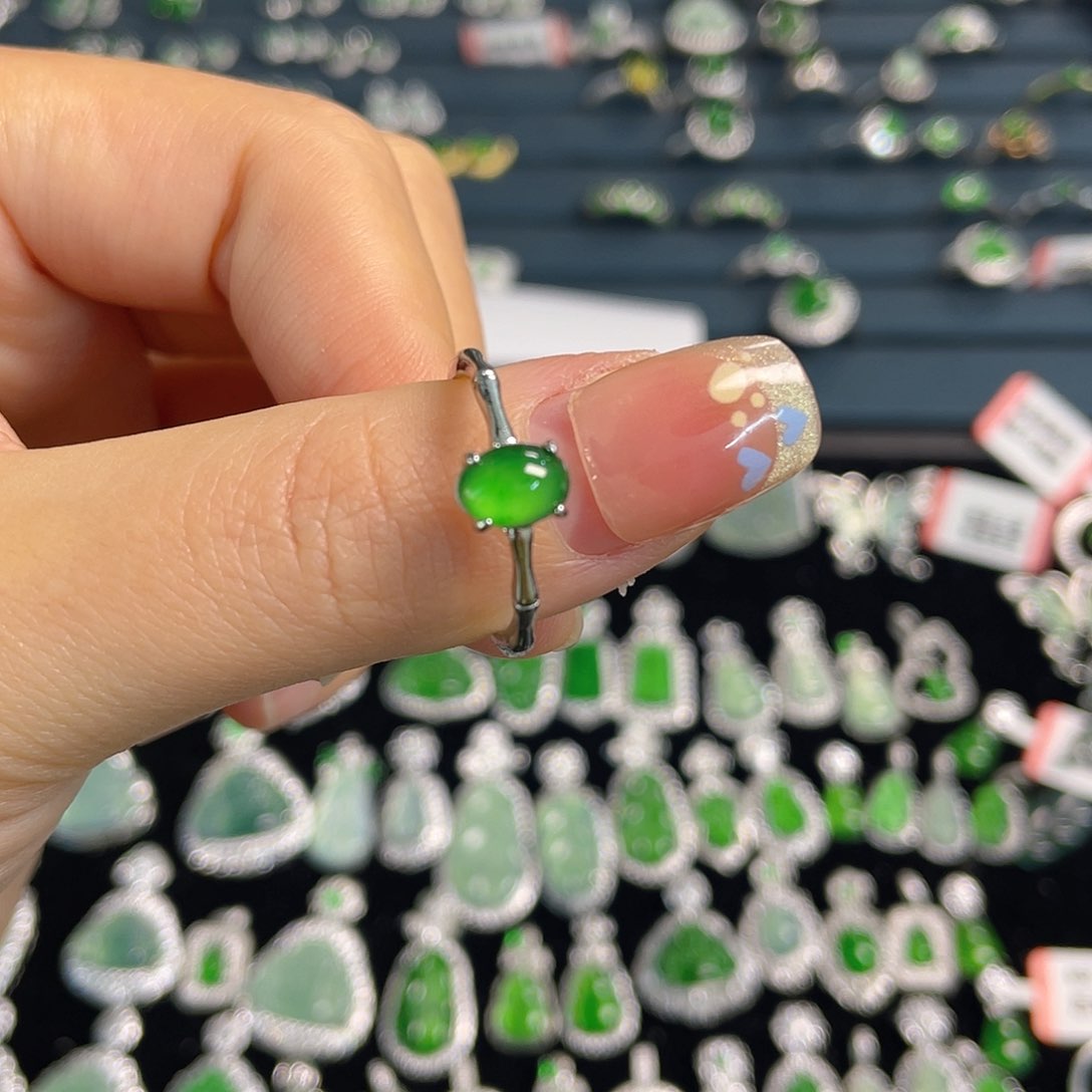 未镶嵌戒指翡翠戒指