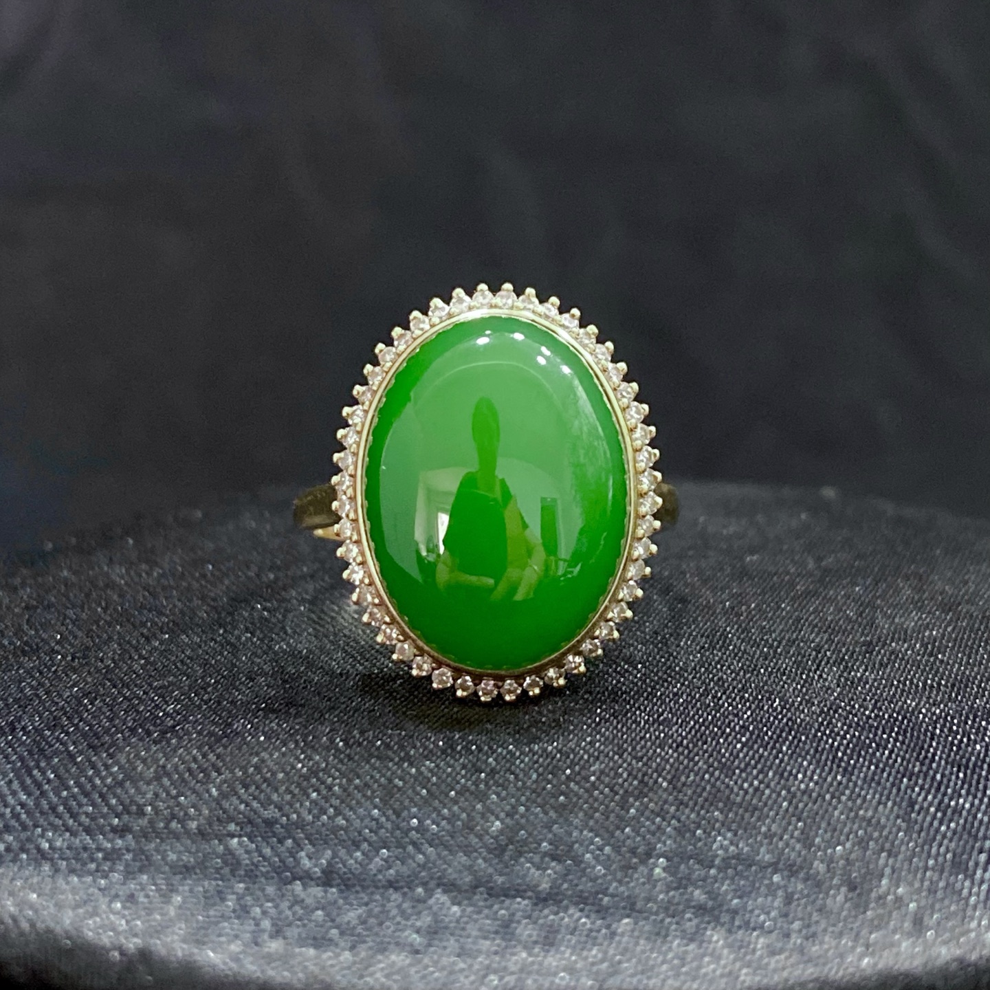 和田碧玉苹果绿蛋面戒指18k金镶嵌款式精致时尚