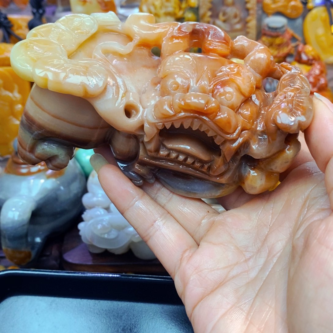 未镶嵌石英质玉（黄龙玉）颈饰