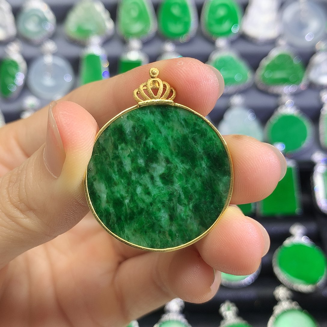 翡翠18K金镶嵌颈饰吊坠