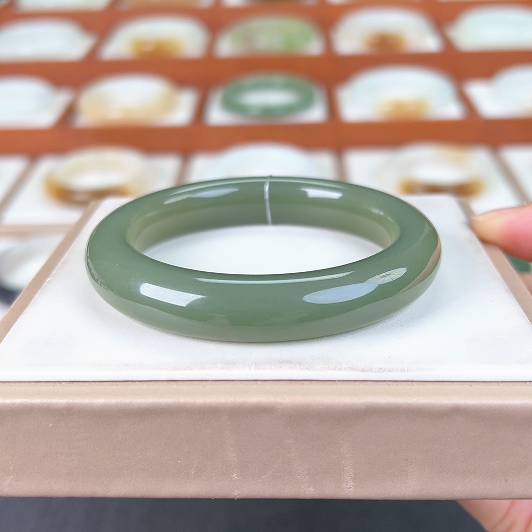 和田玉手镯未镶嵌和田玉湖水绿手镯