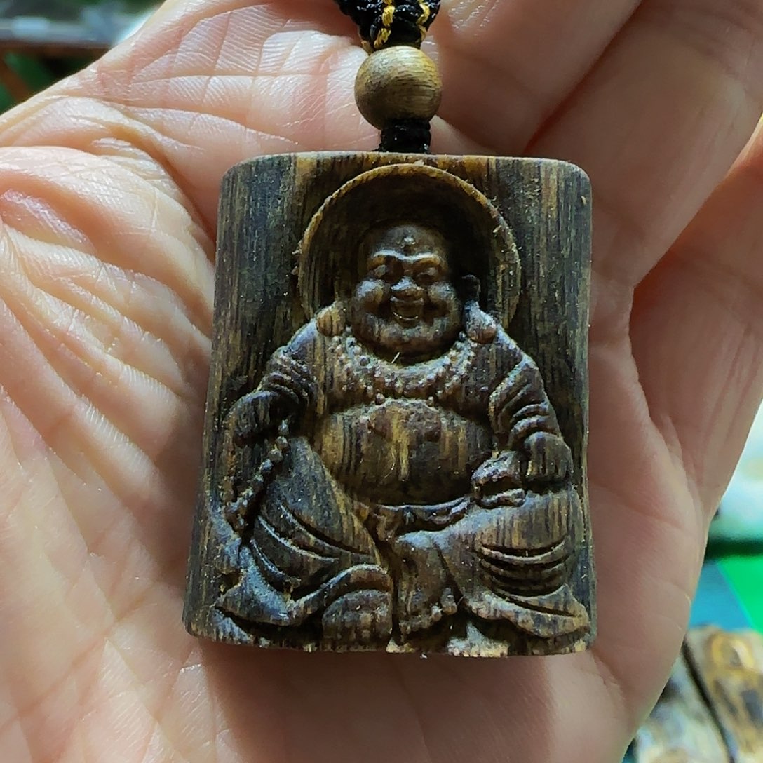 沉香吊坠海南白奇乌身老料雕刻佛公带绳11克