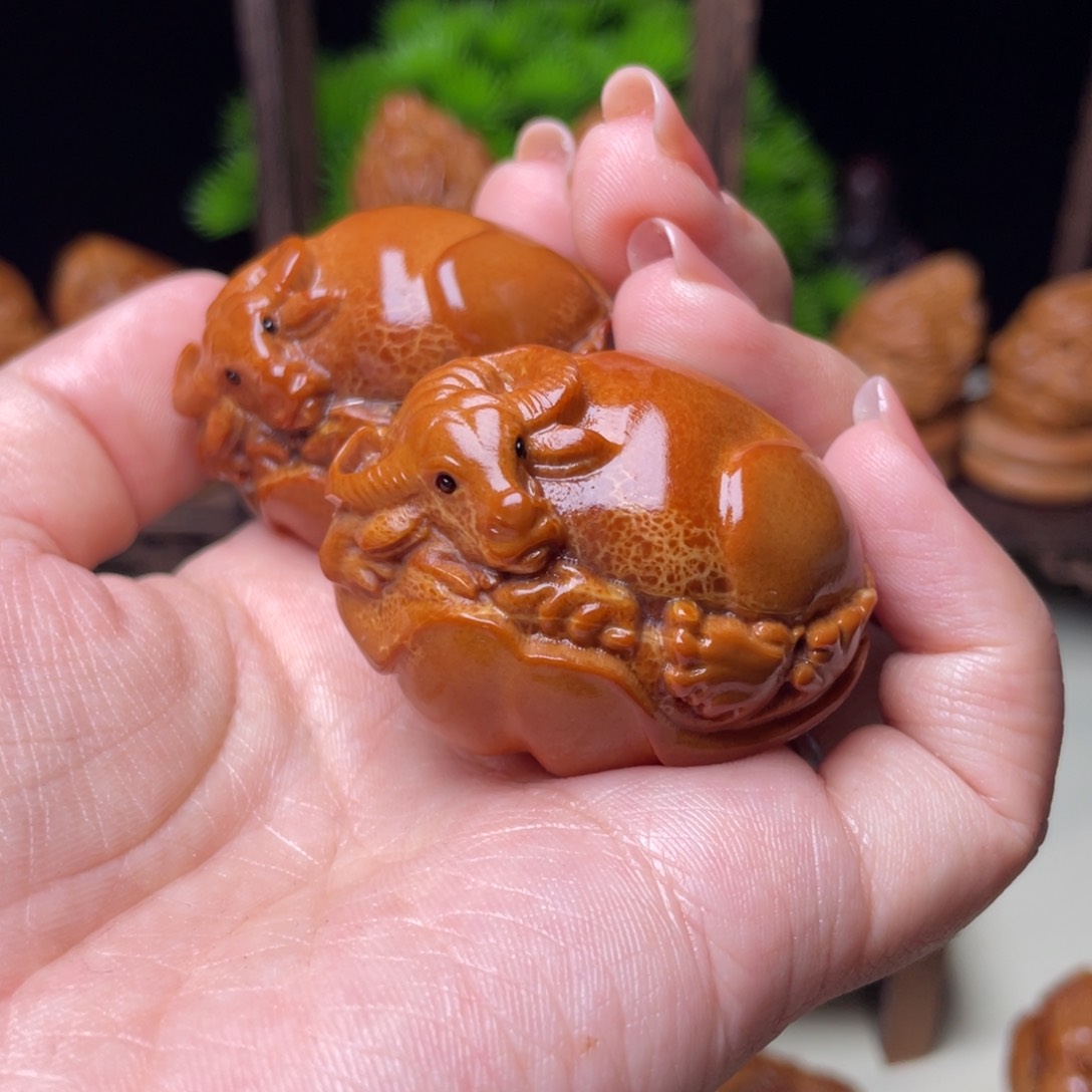 吊坠橄榄核荷叶牛手球