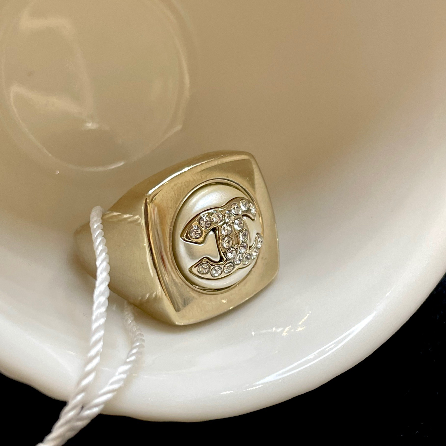 95新 Chanel/香奈儿 23S浅金色方形珍珠满钻双C戒指 2501318