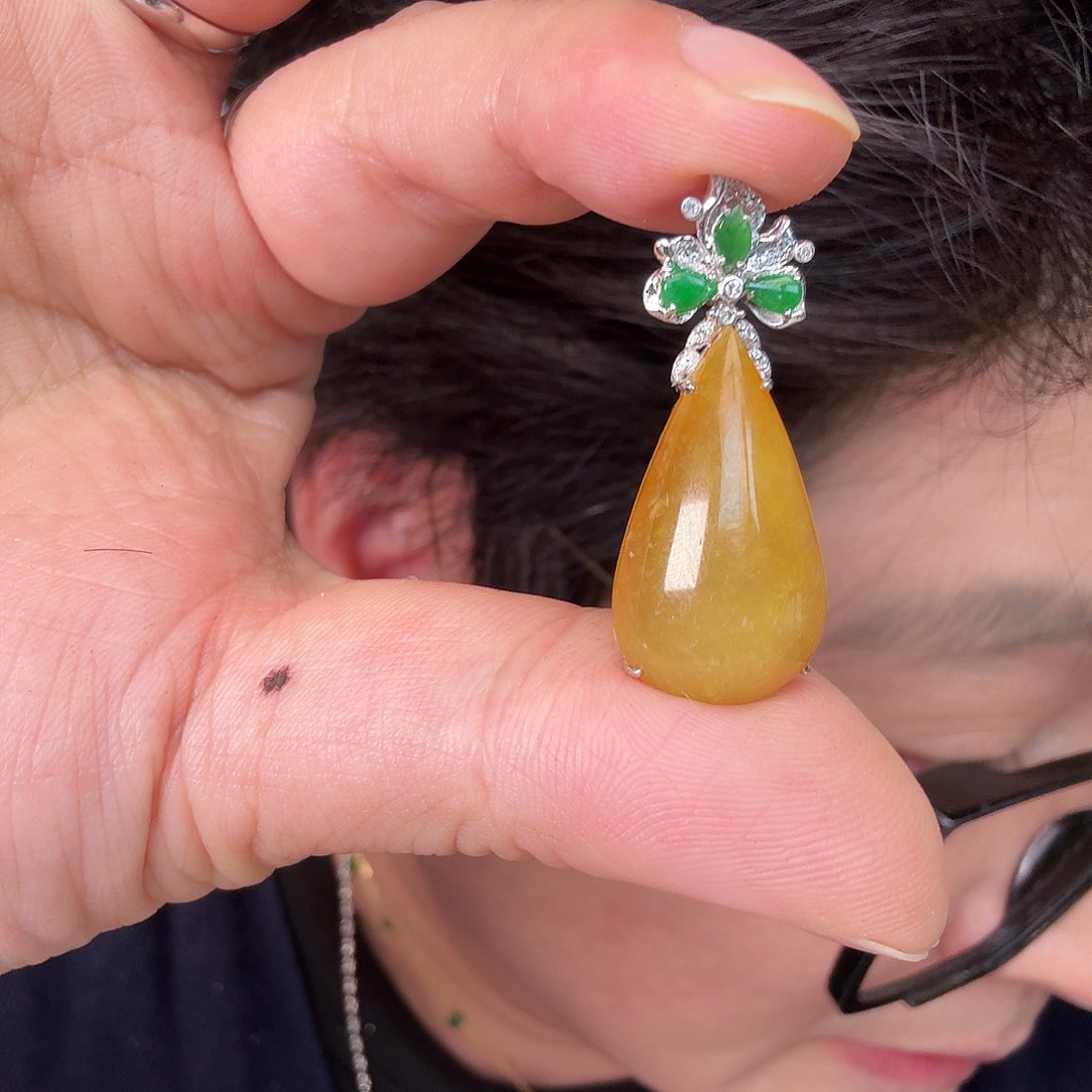 王***茹翡翠18K金镶嵌颈饰一件