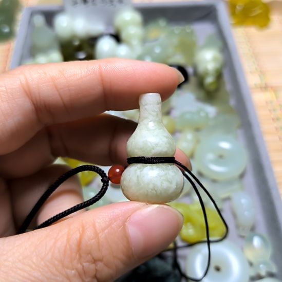 顺***5蛇纹石玉未镶嵌颈饰