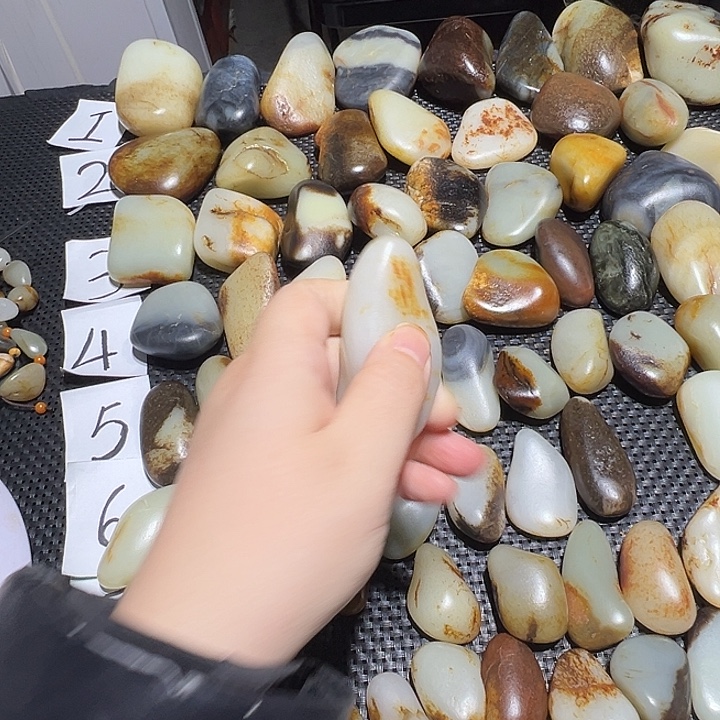 在***人和田玉未镶嵌颈饰