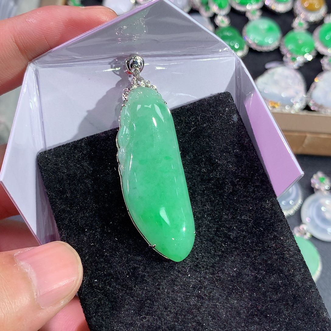 翡翠吊坠(赠链)18K金镶嵌