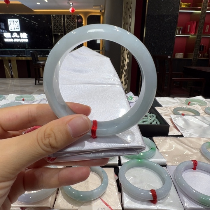 翡翠未镶嵌手镯湖水蓝58