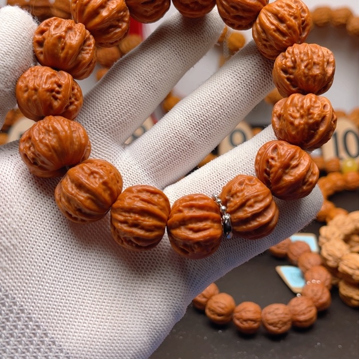 文玩核桃吊坠一**。文玩核桃