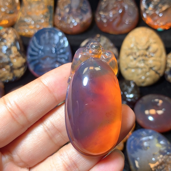 未镶嵌颈饰琥珀蝙蝠福贝